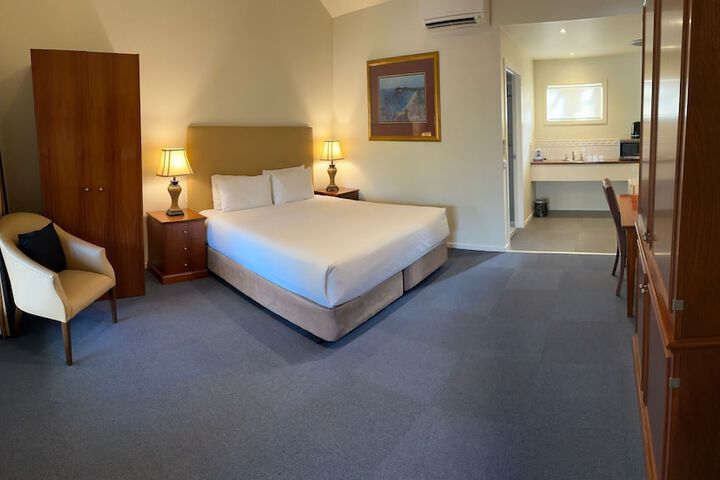 Room 7 of 33