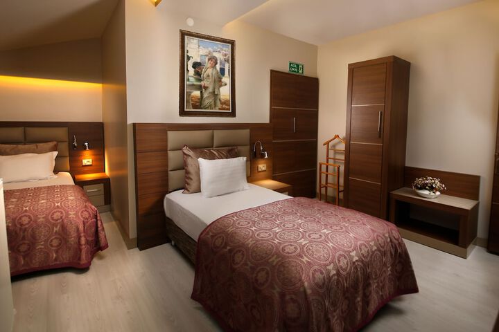 Room 6 of 30