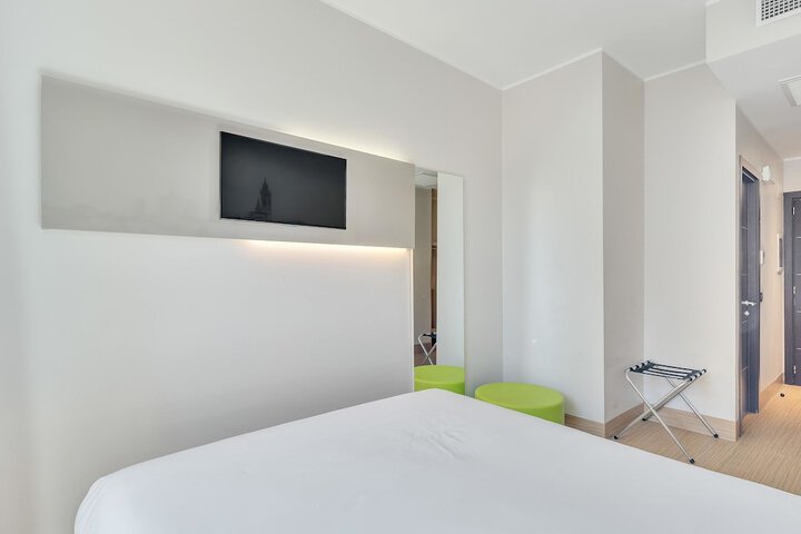 Room 13 of 36