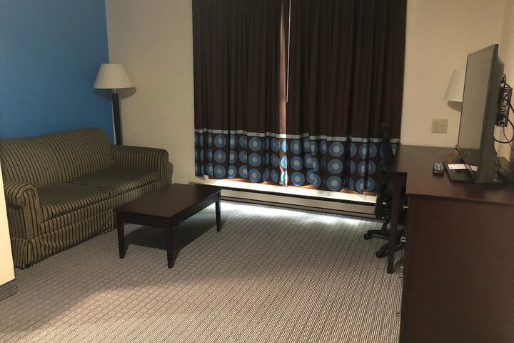 Suite 1 King Bed (5 of 6)