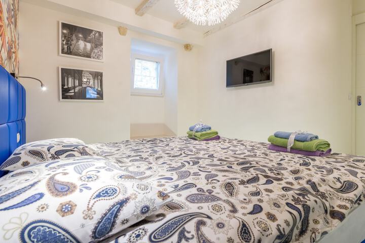 Room 3 of 82