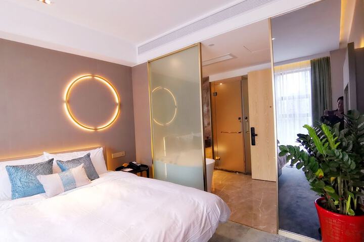 Room 47 of 96