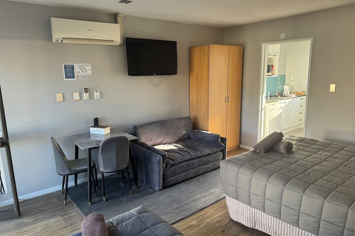 Room 6 of 25