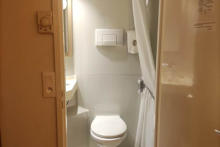 Room 33 of 72