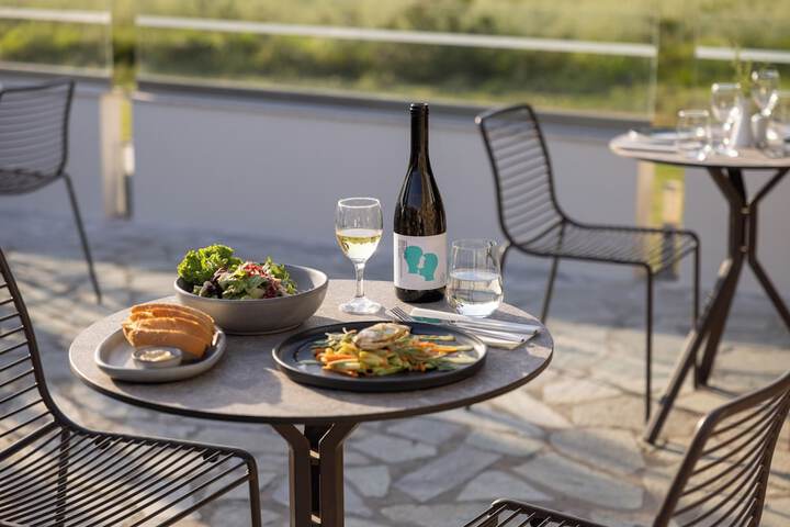 Dining 74 of 128