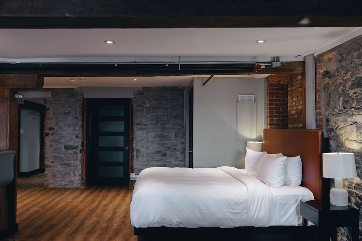 Room 4 of 93