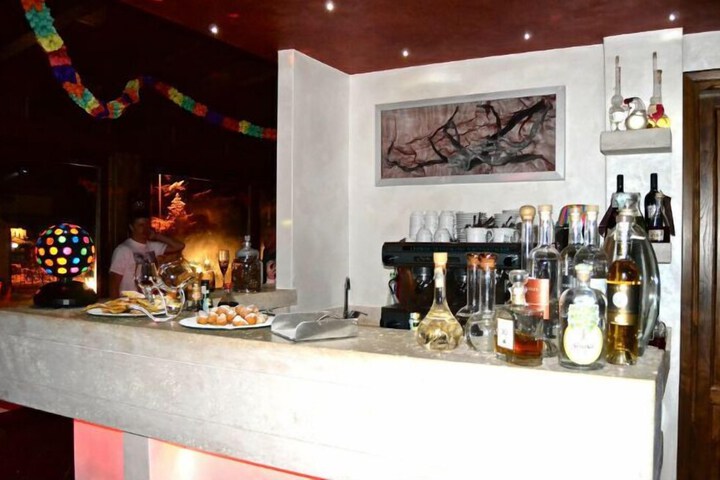 Lounge 34 of 44