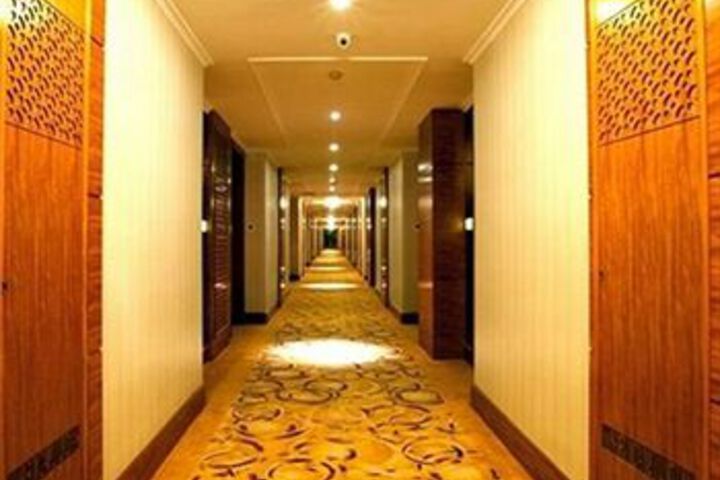 Ballroom/Hall 8 of 10