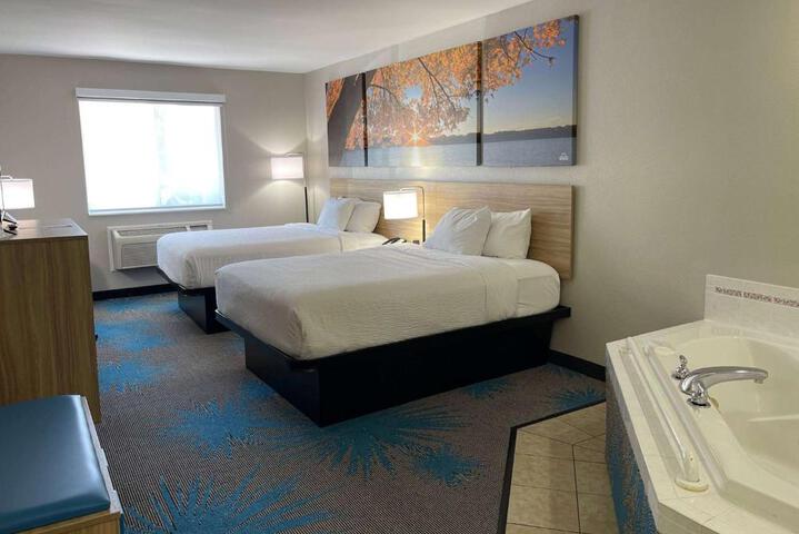 1 Queen Bed (9 of 36)