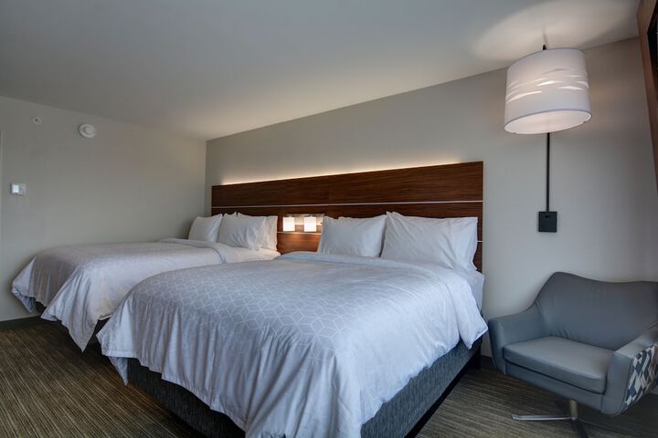2 Queen Beds (8 of 9)