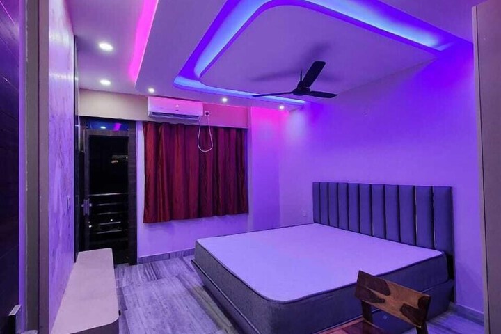 Room 5 of 12