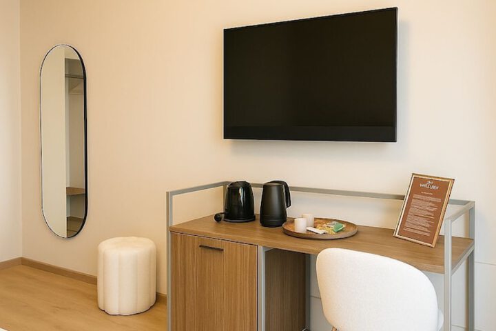 Room 8 of 16