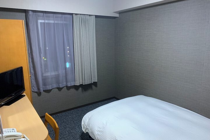 Room 3 of 28