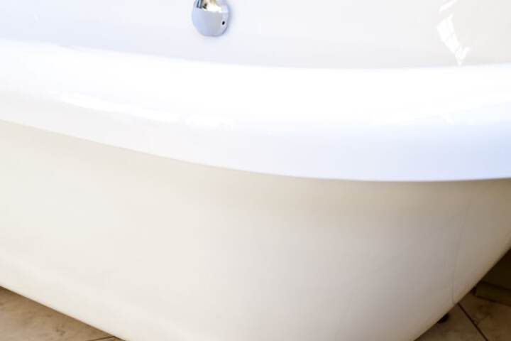 Deep soaking bathtub