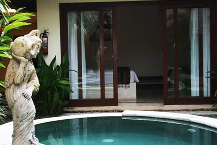 Hotel with Pool