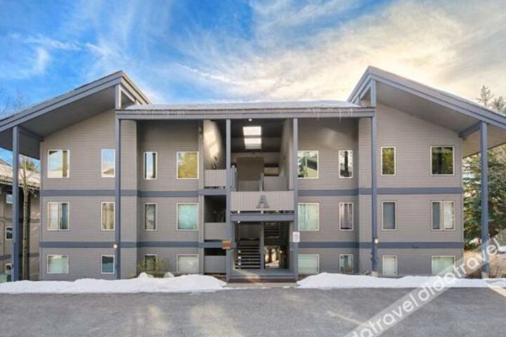 Exterior of Rendezvous by JHRL