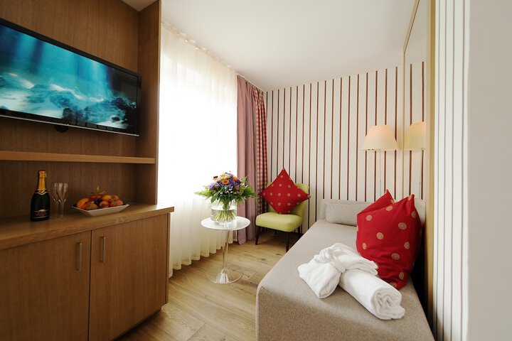 Room 3 of 89