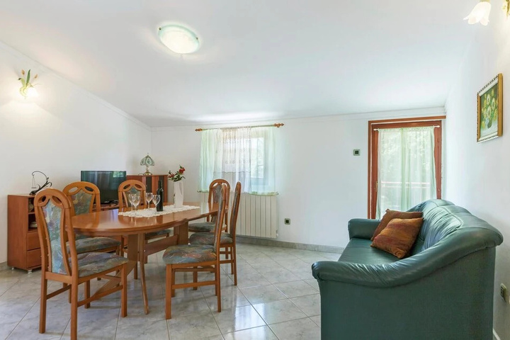 Room 4 of 18