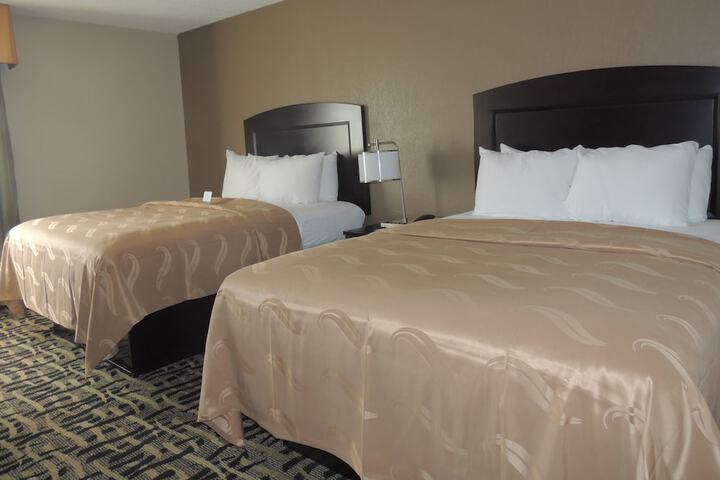 2 Queen Beds (14 of 19)
