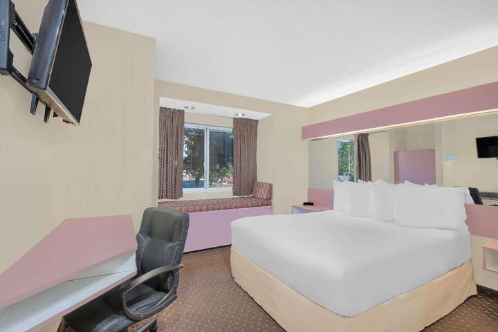 1 Queen Bed (3 of 8)