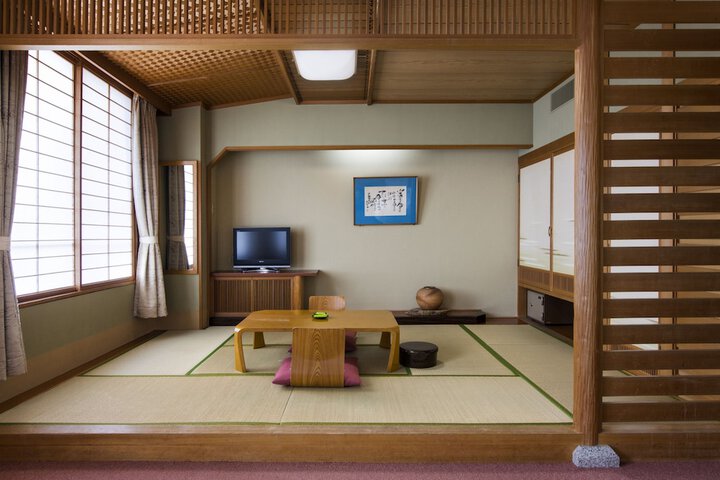 Room 12 of 83