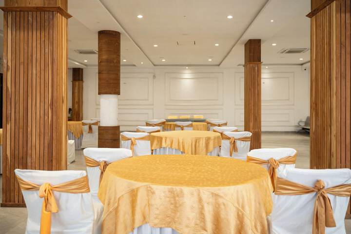 Ballroom/Hall 33 of 44
