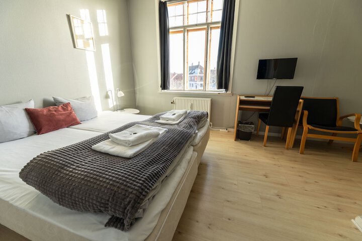 Room 2 of 6