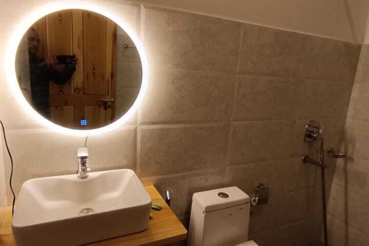 Room 4 of 7
