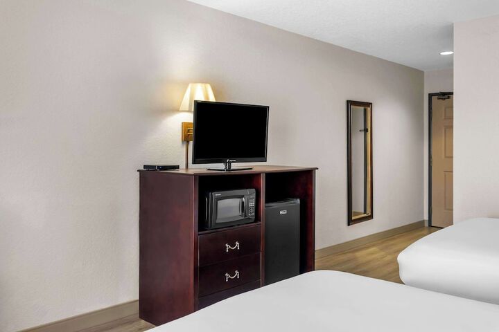2 Queen Beds (6 of 7)
