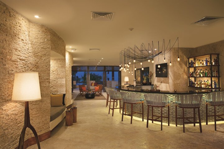 Lounge 62 of 93