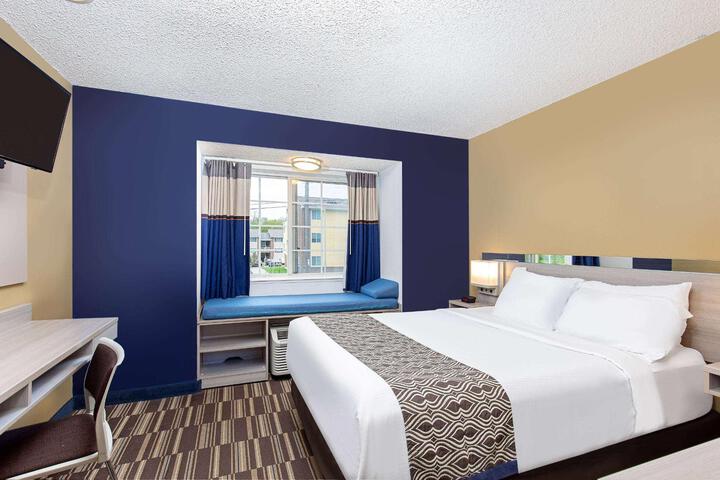 1 Queen Bed (27 of 27)