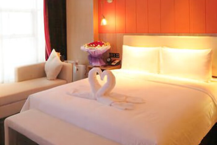 Room 6 of 8