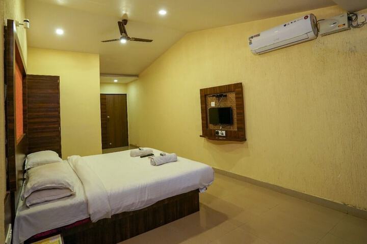 Room 7 of 9