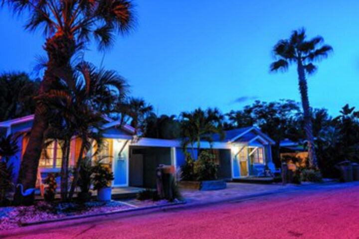 Treasure Island Sunset Beach Bungalow by Tech Travel