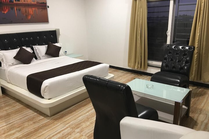 Room 10 of 33
