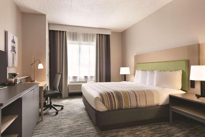 1 King Bed (5 of 9)