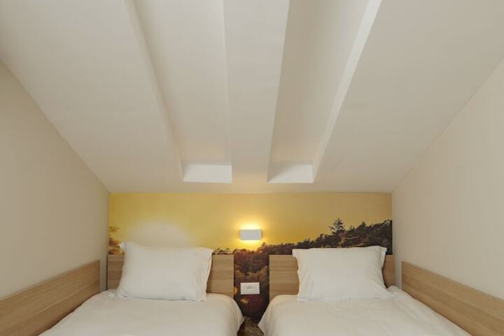 Room 4 of 40