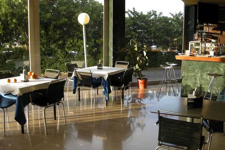 Dining 11 of 26