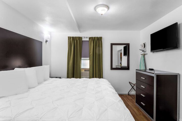 1 King Bed (9 of 18)