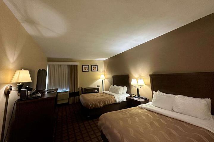 2 Queen Beds (6 of 10)