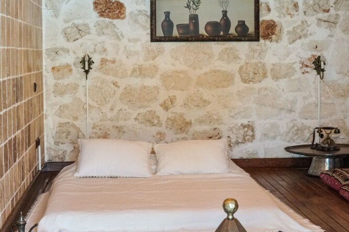 Room 10 of 76