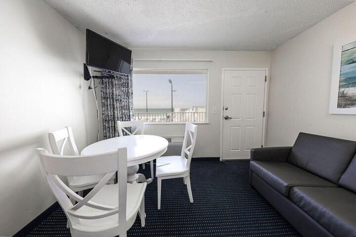 Room 2 of 35