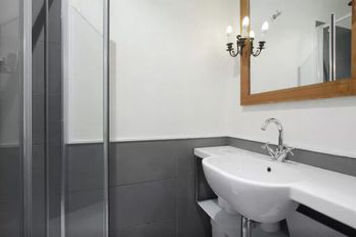 Room 4 of 32