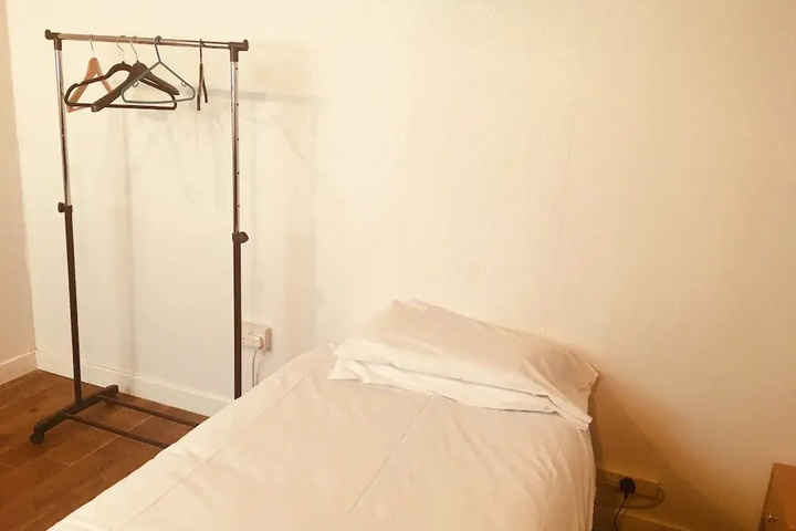 Room 6 of 14