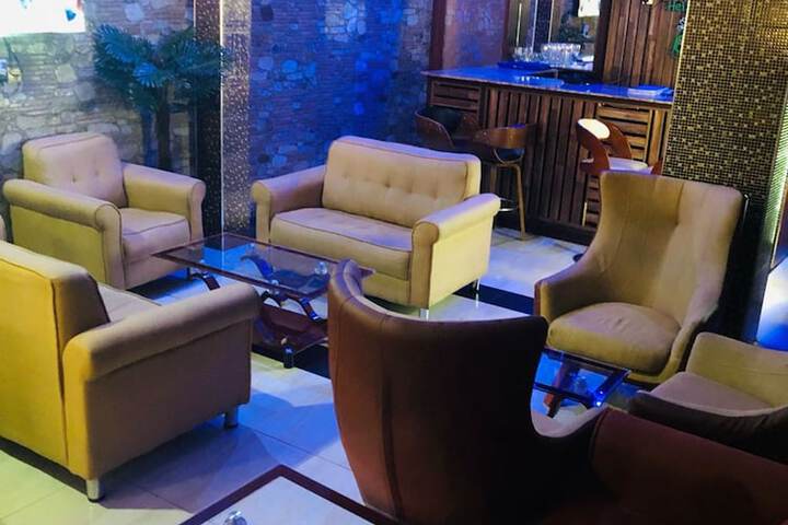 Lounge 27 of 29