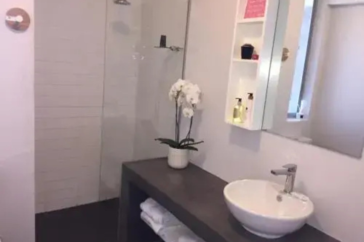 Room 4 of 12