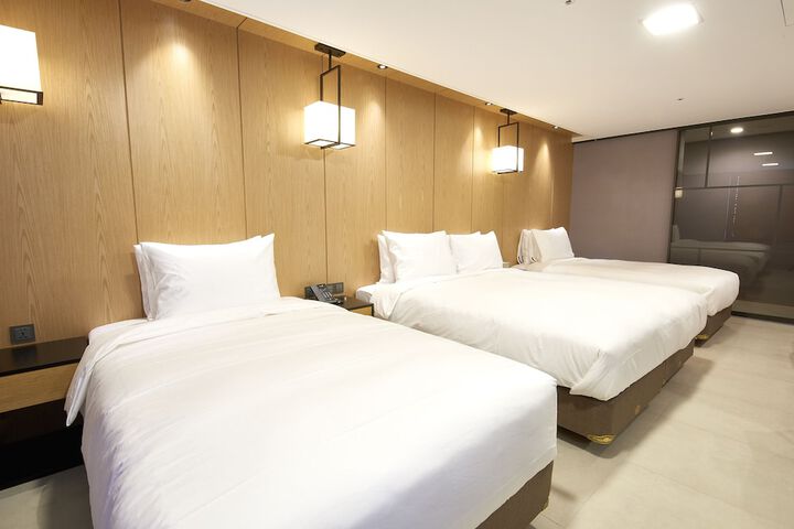 Room 8 of 48