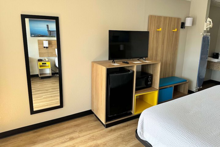 1 King Bed Accessible (16 of 16)