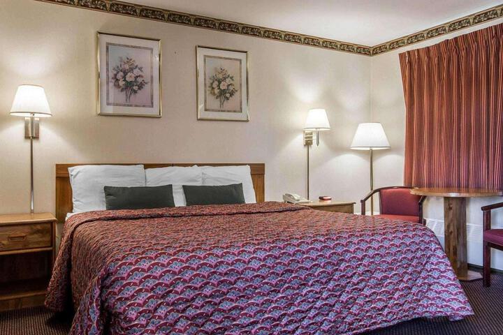 1 King Bed (3 of 6)