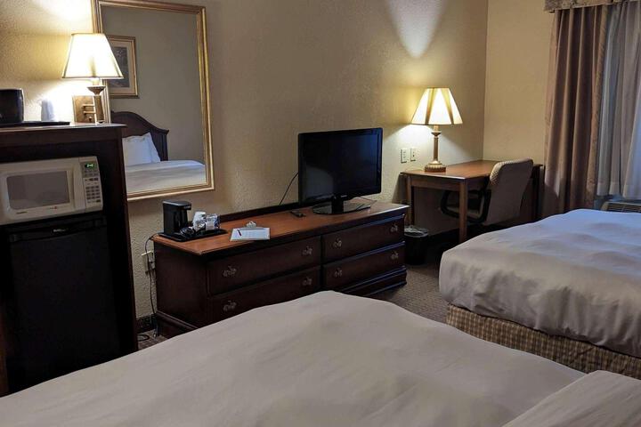 2 Queen Beds (1 of 6)